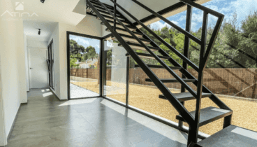 Escaleras por las que acceder a la otra planta