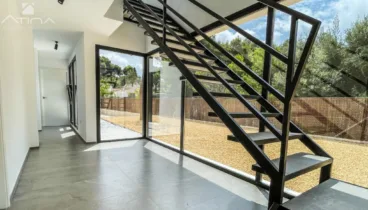 Escaleras por las que acceder a la otra planta