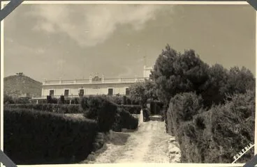 Fachada de la Casa Montaner con el escudo y el nombre de La Caseta | Foto Familia Sanz de Bremond/AMX