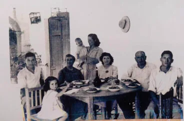 Familia en la naya de la Casa Montaner | Foto Juan Espasa