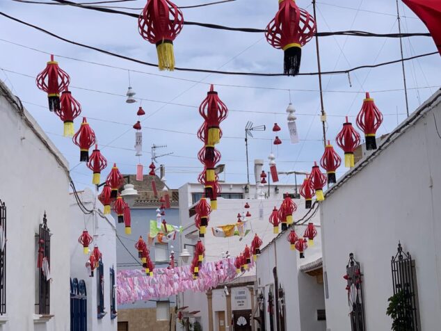 Imagen: Farolillos chinos en la calle Bartolomé Ros