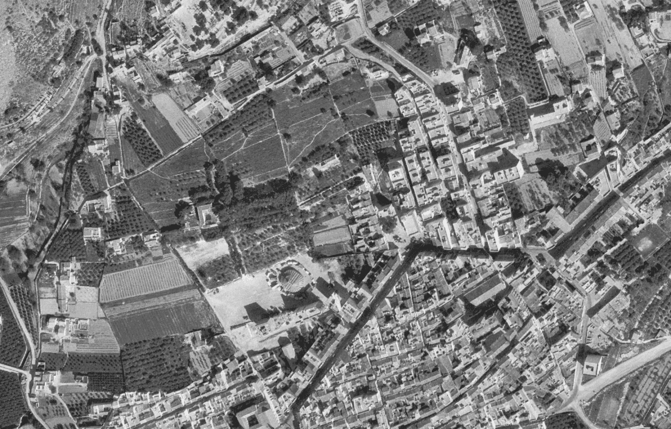 Imagen áerea de entre 1973 y 1986 en la que se observa la extensión de la finca y construcción del IES Antoni Llidó | Foto AMX