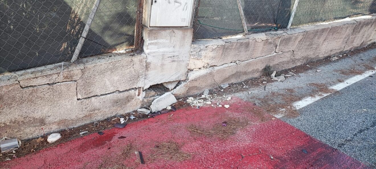 Impacto del vehículo contra el muro perimetral de la una vivienda de Xàbia
