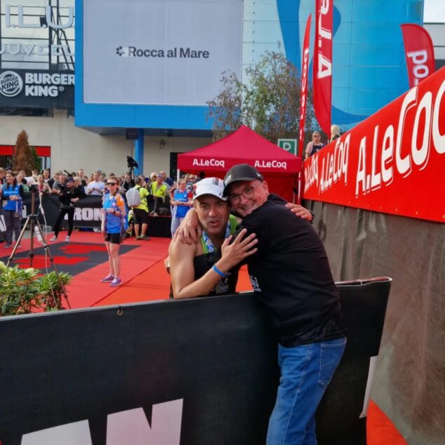 Imagen: Iván junto a Jaime Ortuño tras pasar la línea de meta