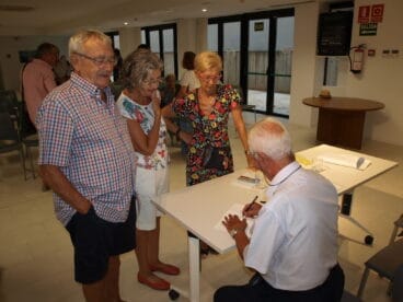 Juan Legaz firma libros a los asistentes
