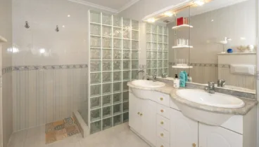 La casa cuenta con 5 cuartos de baño en su totalidad