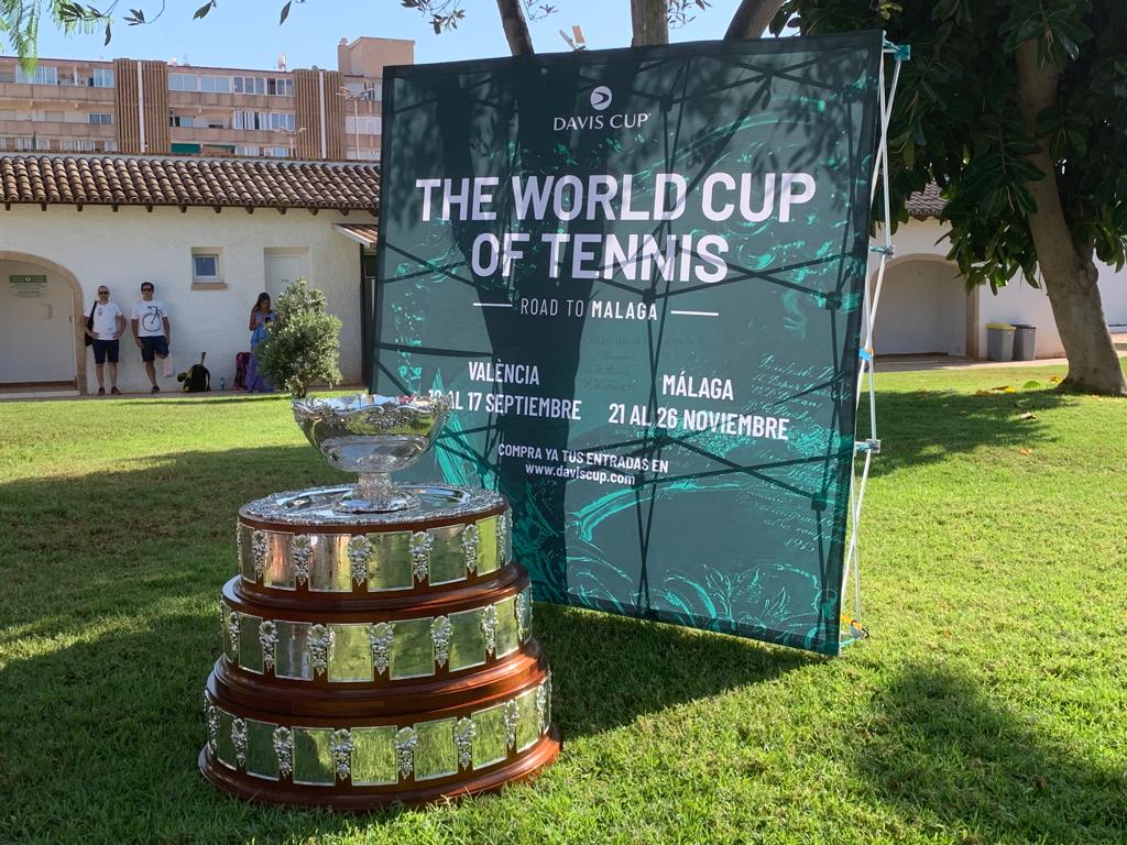 La Copa Davis preside el jardín del Club de Tenis Jávea