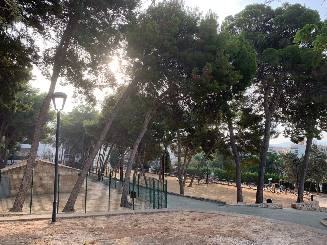 Lateral del Parque Montaner y anterior parcela de la Casa Montaner