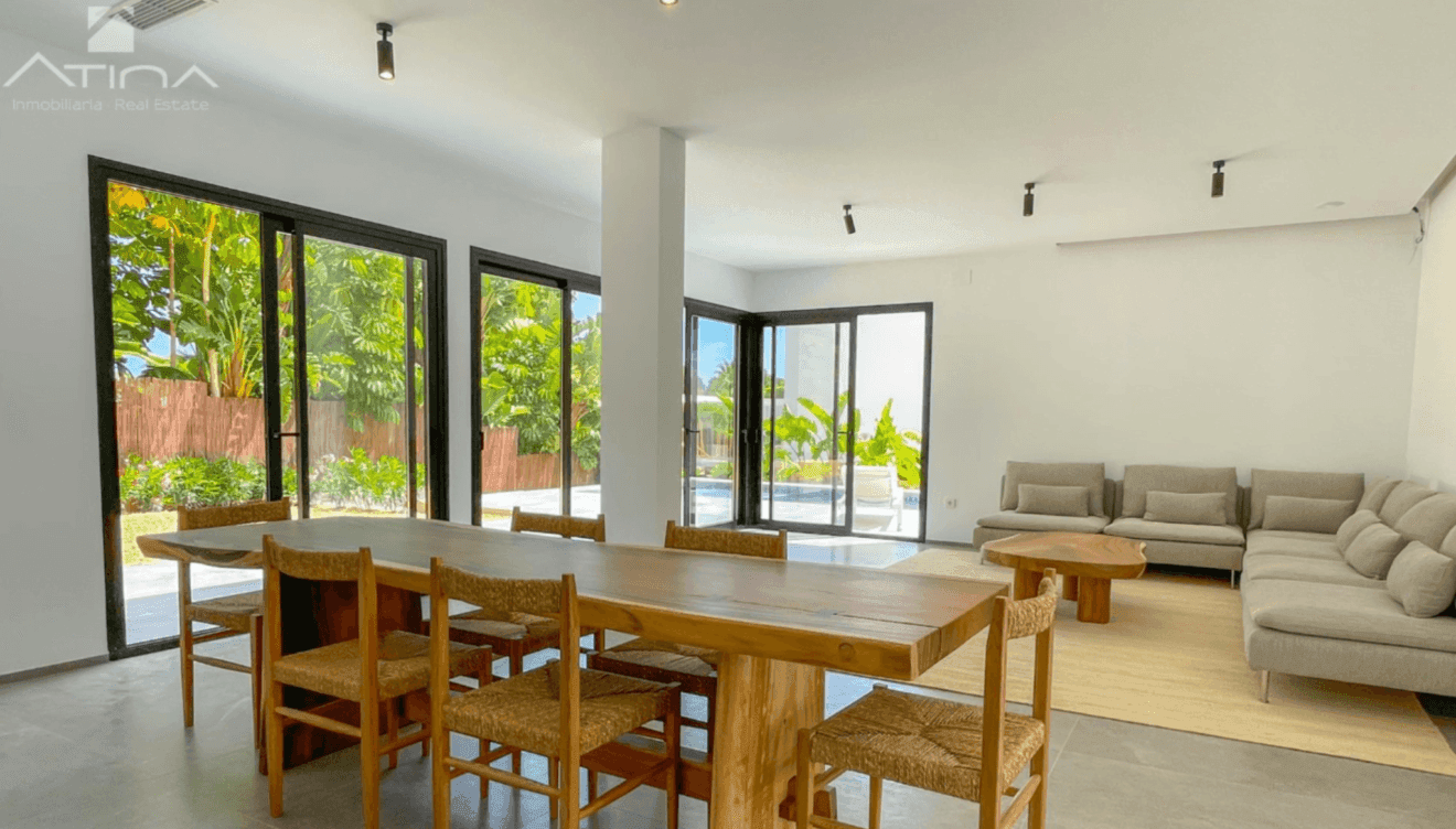 Luminoso salón-comedor con acceso directo a la zona exterior en este chalet de ensueño