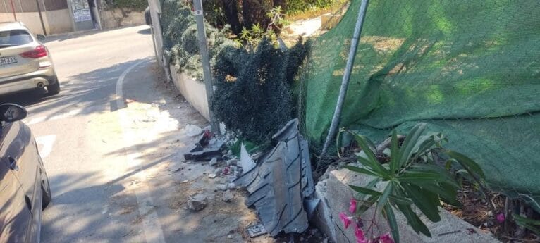 Muro de una vivienda roto por el accidente
