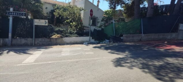 Imagen: Muro derrumbado al colisionar un coche (archivo)