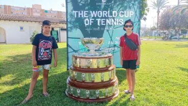 Niños junto a la Copa Davis
