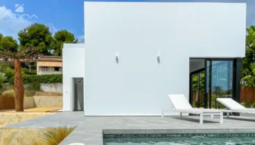 Piscina privada de diseño moderno para disfrutar del verano
