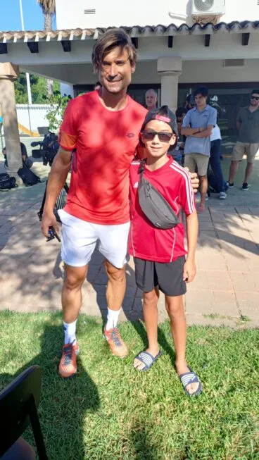 Un niño se fotografía con David Ferrer