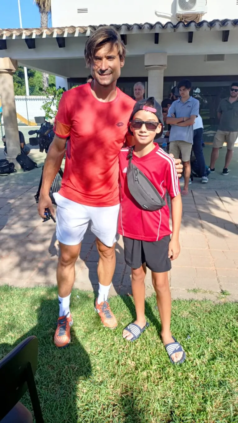 Un niño se fotografía con David Ferrer
