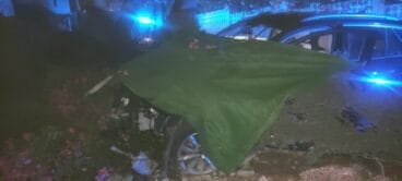 Vehículo que entró en el jardín de la vivienda en un accidente anterior
