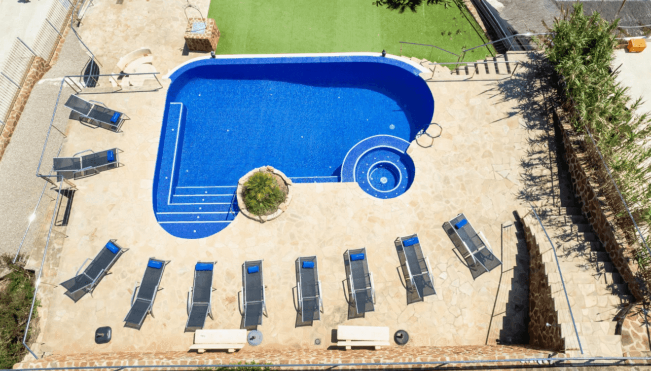 Vista aérea de la terraza, piscina y jardín de Casa Alicia