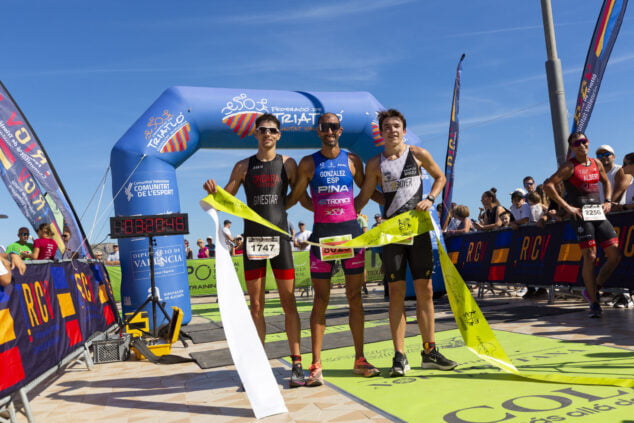 Imagen: Alberto González, Vicent Ginestar y Niall Kelly, podio masculino sprint del XI Trixàbia Memorial Edu Monfort 2023