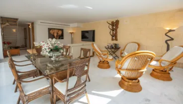 Amplio comedor con mucha luz natural
