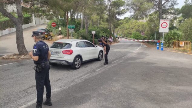 Imagen: Barrera para limitar el acceso a las calas de Xàbia