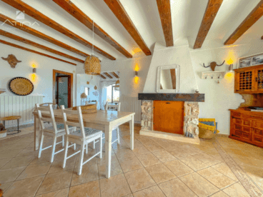 Comedor diáfano con gran chimenea como protagonista