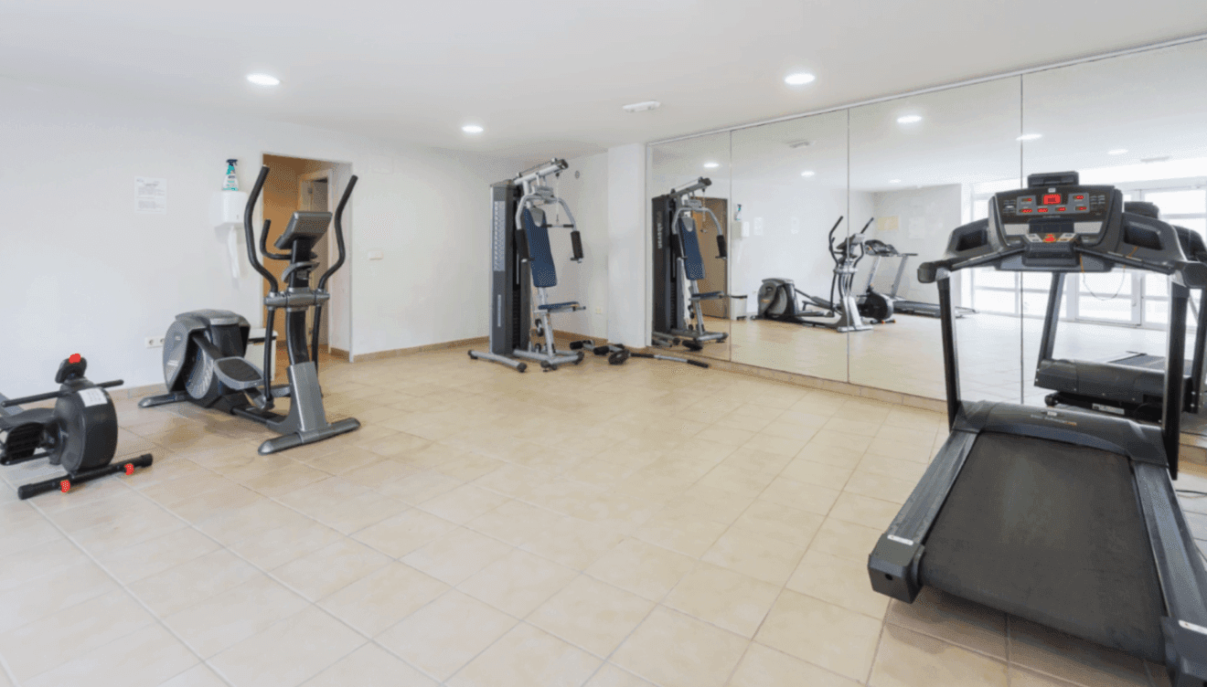Completo gimnasio en el complejo Golden Gardens