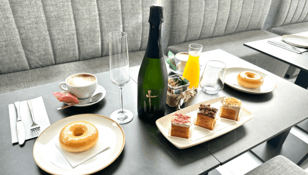 Imagen: Desayuno completo con postres, café y zumo natural