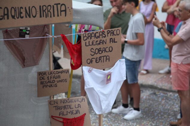 Imagen: Críticas de una peña durante el desfile de carrozas de las fiestas de Loreto