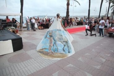 Uno de los diseños en el desfile de moda inspirado en Sorolla de Xàbia