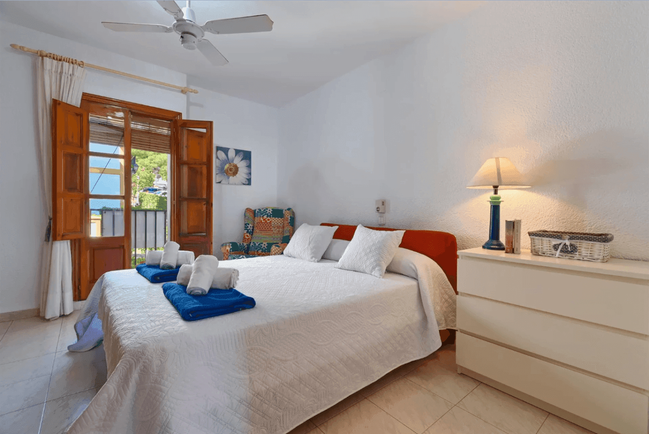 Dormitorio principal con balcón