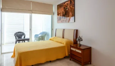 El acceso a la terraza se encuentra en ambas habitaciones dobles