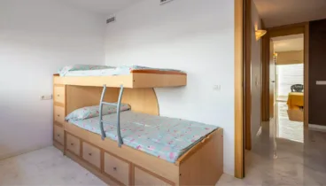 El dormitorio infantil de esta propiedad en el puerto de Jávea te da una opción ideal para los más pequeños