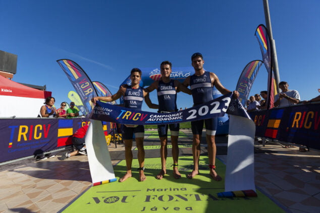 Imagen: Eloy Canales, Eduardo Blanco y Sergio Moreno, podio masculino modalidad olímpica del XI Trixàbia Memorial Edu Monfort 2023