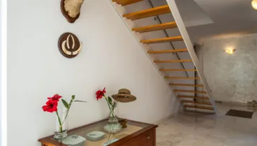 Escalera suspendida y suelo de mármol natural que dan un toque moderno