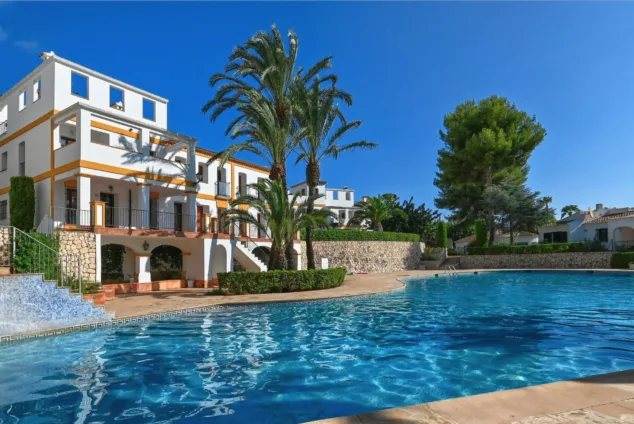 Imagen: Exteriores de la vivienda con piscina