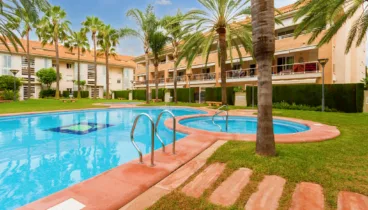 Exteriores con piscina de la zona residencial Golden Gardens