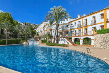 Gran piscina en forma de laguna