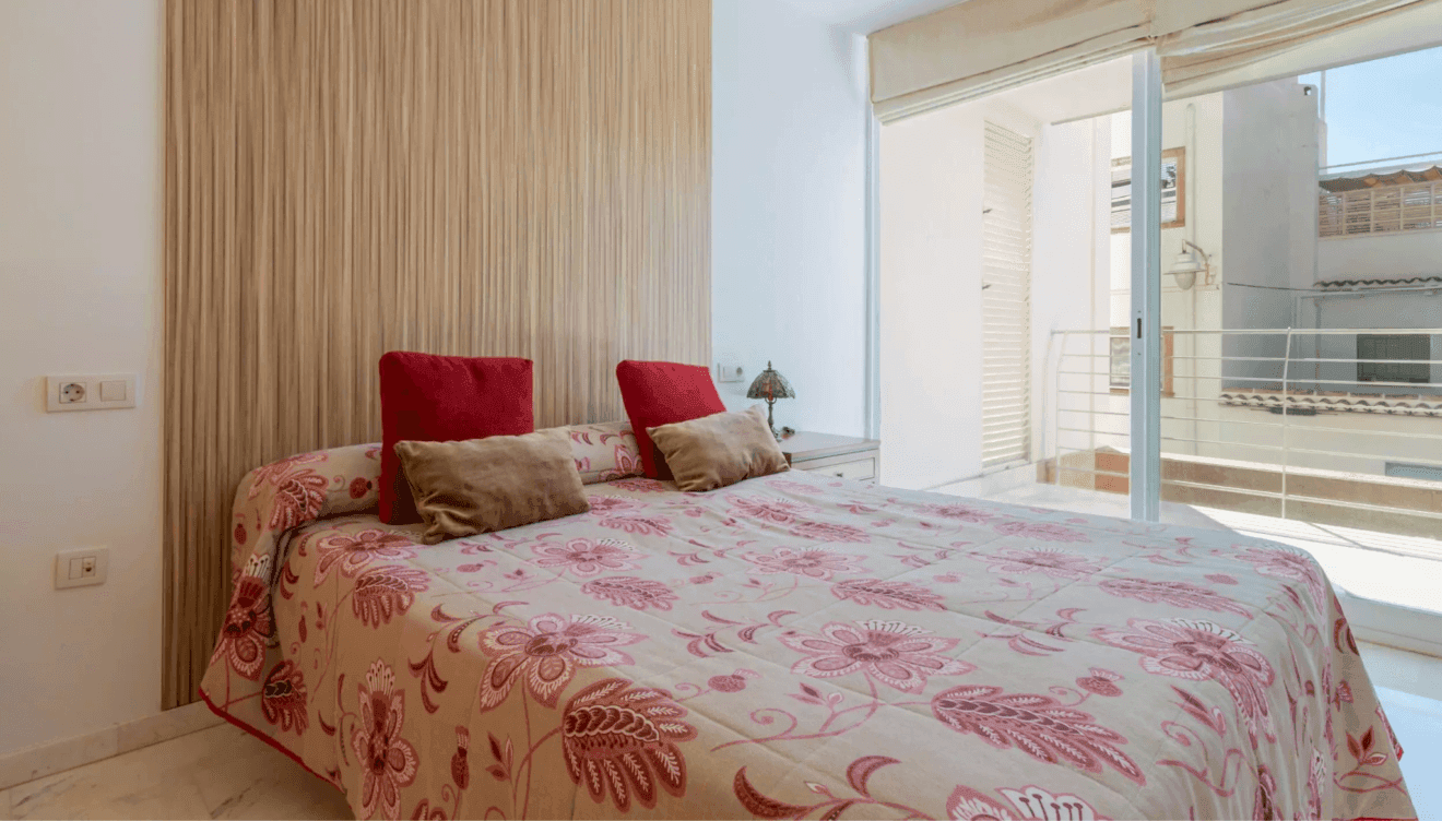 Habitación con cama doble y muebles modernos