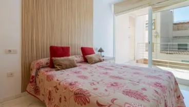 Habitación con cama doble y muebles modernos