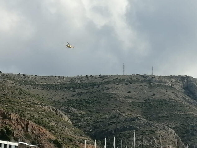 Imagen: Helicóptero realizando las labores de búsqueda