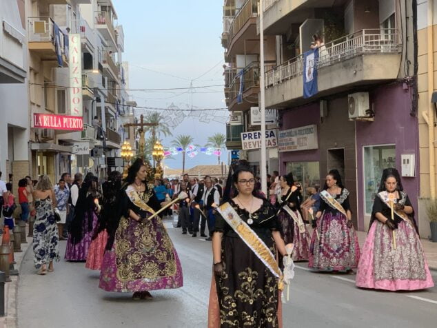 Imagen: Participantes en la procesión del Santísimo Cristo del Mar en Xàbia