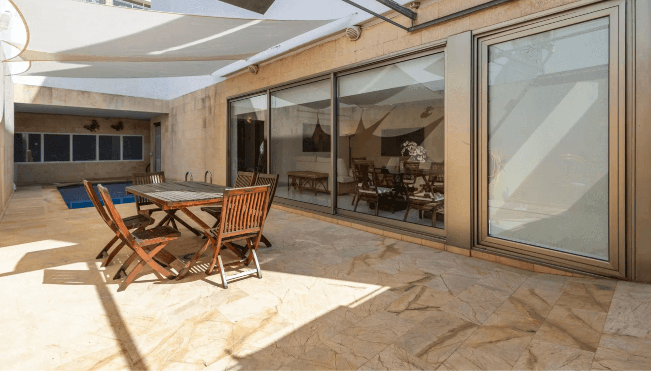 La terraza exterior privada ideal para hacer barbacoas en familia o disfrutar del sol
