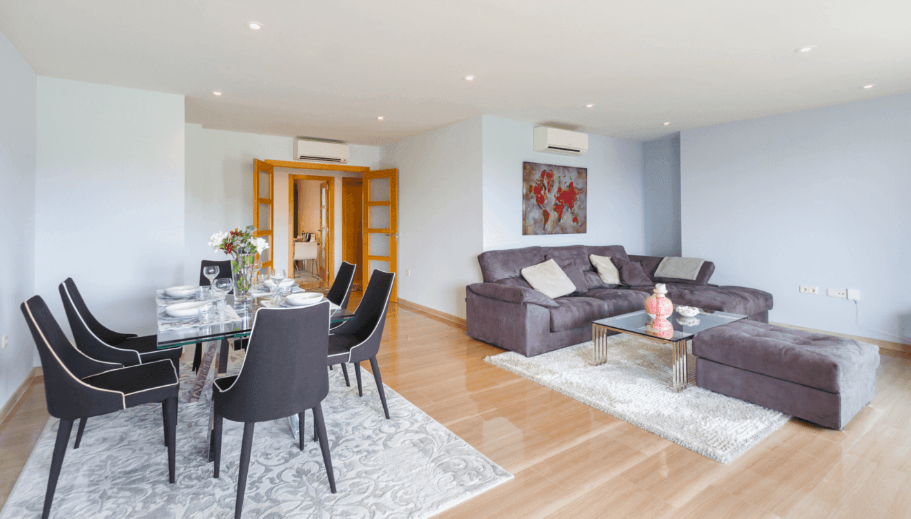 Mesa de comedor completa y sala de estar con cómodos sofás