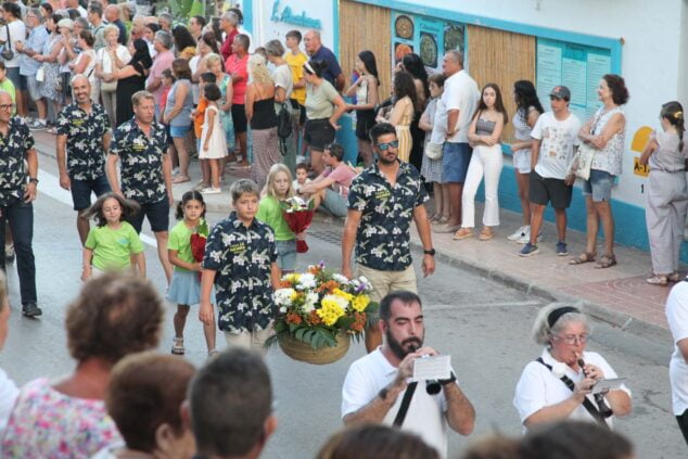 Imagen: Público y participantes en la ofrenda de las fiestas Mare de Déu Loreto 2023