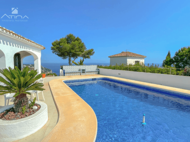 Piscina de la villa con bellas vistas a la Cala Granadella