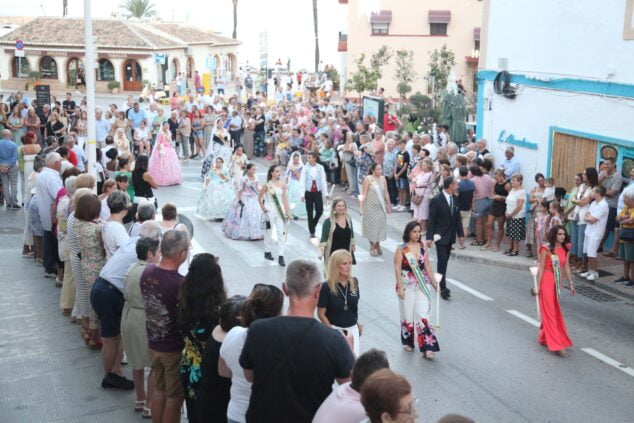 Image: Neighbors and representatives of festive entities in the Virgen de Loreto Xàbia 2023 procession