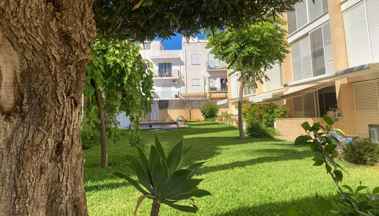 Relájate en las zonas comunitarias de esta casa adosada en el puerto de Jávea