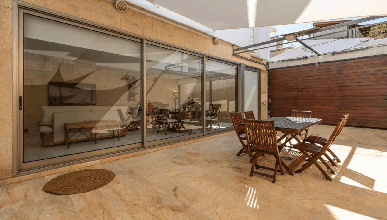 Terraza externa con acceso directo al salón