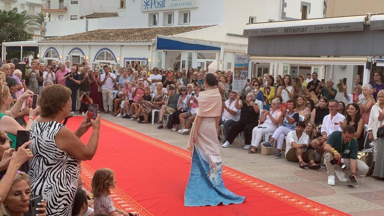 Uno de los diseños durante el desfile de moda