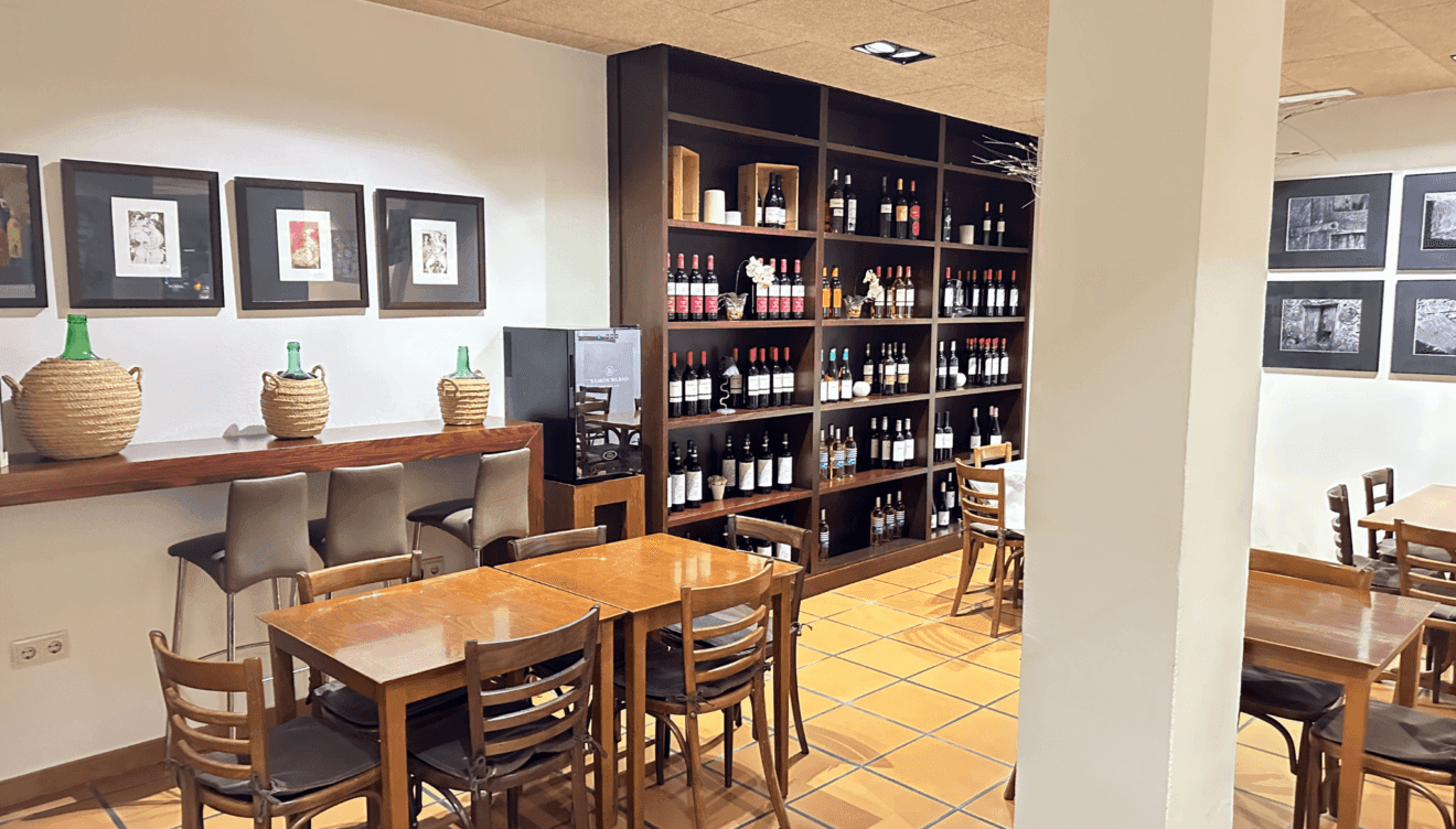 Variedad de vinos en restaurante Desnivell